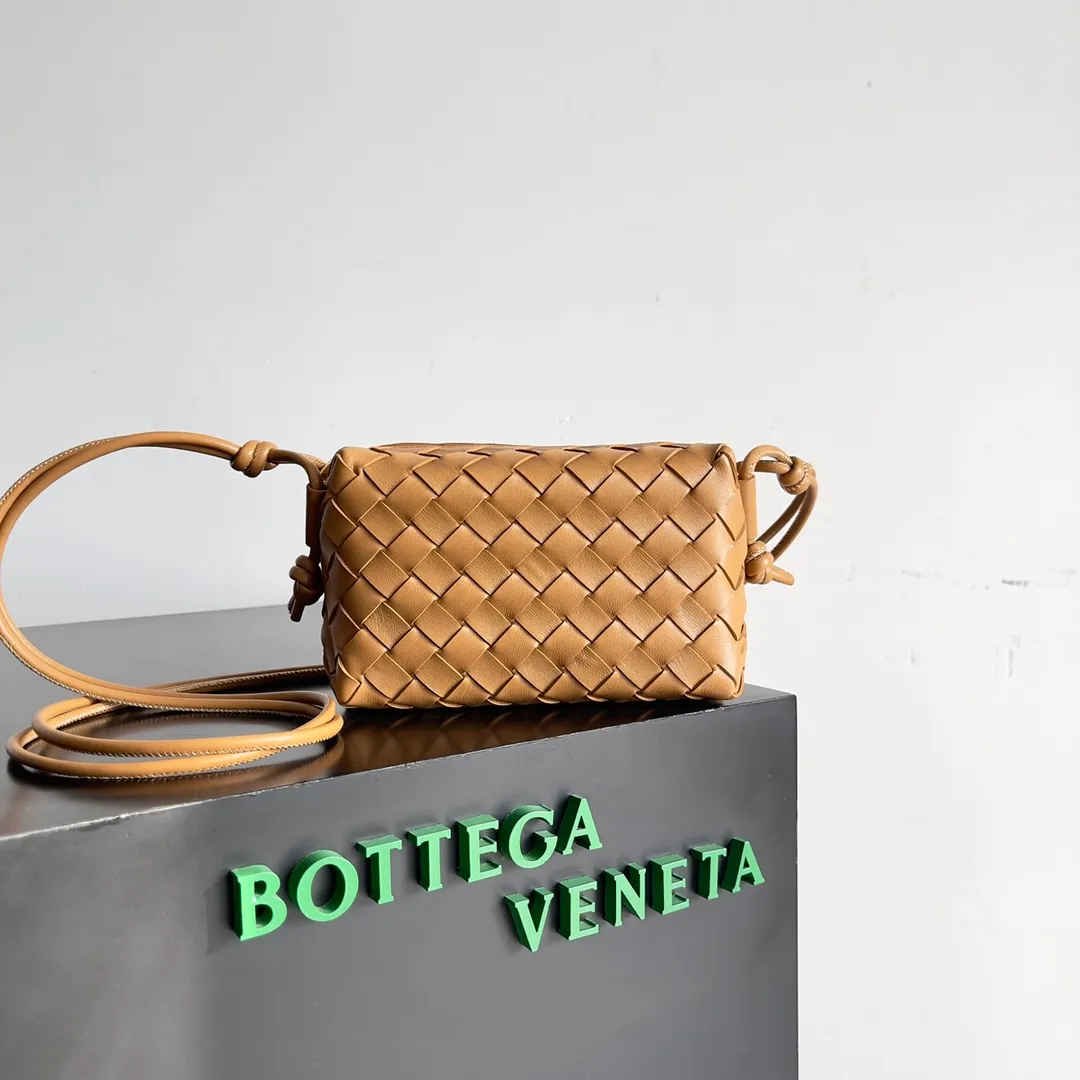 Batch 1560 New version and new color (third generation) 𝗕𝗼𝘁𝘁𝗲𝗴𝗮 𝗩𝗲𝗻𝗲𝘁𝗮———— The latest version of the loop camera bag💥 at the BV King of Cost-Effectiveness counter, large woven texture➕As always, ultra-high-quality lambskin, with zippers and adjustable drawstrings, it is especially suitable for the belly💫It can fit anything, and it is very light in weight. It is suitable for girls of all ages. Size: 17*10*6cm Style number: 723547